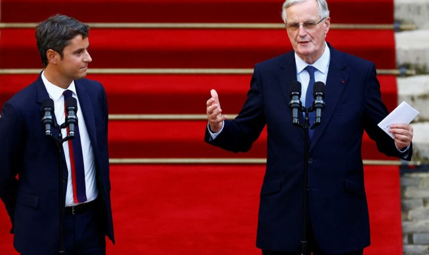 «Je peux dire quelques mots ?» : l’offensive inattendue de Michel Barnier face à Gabriel Attal lors de la passation de pouvoir