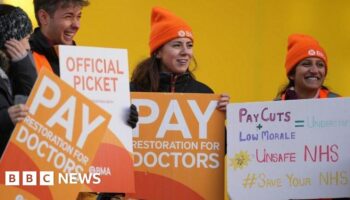 Junior doctors accept 22% pay rise to end strikes