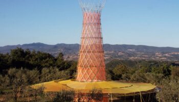 «Jusqu’à cent litres d’eau potable par jour»: la Warka Tower, l’invention géniale qui transforme la rosée en source vive