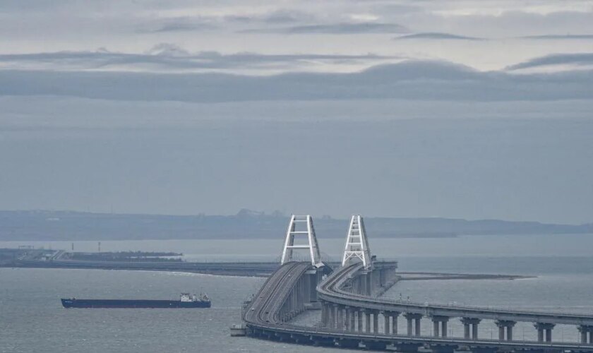 Kiev pide desmantelar el puente ruso de Crimea, un "obstáculo ilegal a la navegación"