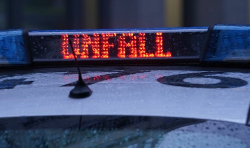 Bei einer Kollision mit einem Pkw sind drei Fahrgäste eines Linienbusses verletzt worden. (Symbolbild) Foto: Marcus Brandt/dpa