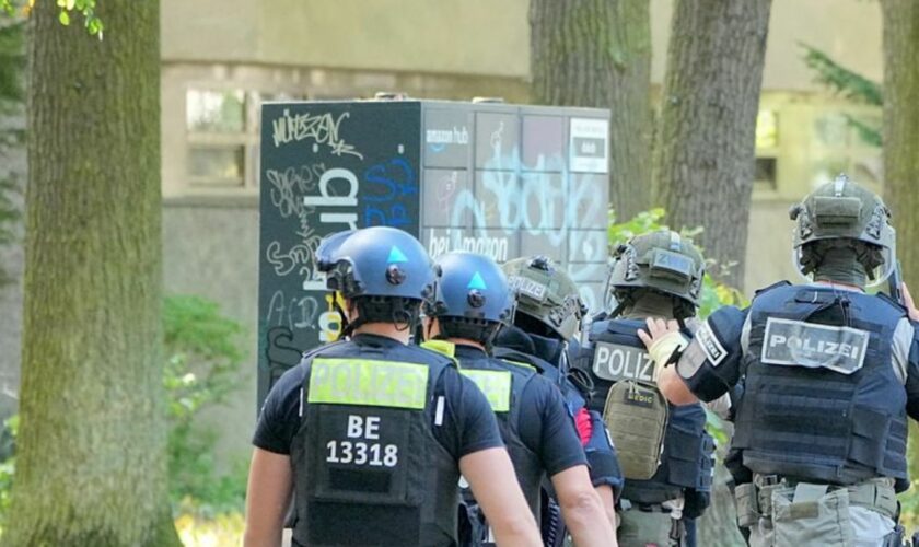 Das SEK drang in die Wohnung ein. Dabei wurde der Tatverdächtige tödlich von einem Schuss getroffen. Foto: Michael Kappeler/dpa