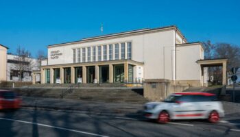 Was bei Fußballstadien oder Konzerthallen schon üblich ist, plant nun auch das Theater. Foto: Paul Glaser/dpa