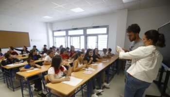 La Junta de Andalucía lanza una convocatoria para cubrir 1.228 bajas de profesores en institutos