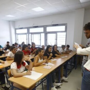 La Junta de Andalucía lanza una convocatoria para cubrir 1.228 bajas de profesores en institutos