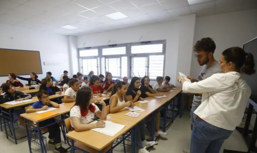 La Junta de Andalucía lanza una convocatoria para cubrir 1.228 bajas de profesores en institutos