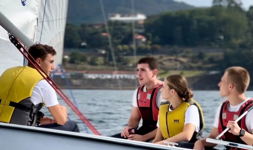 La Princesa Leonor aprende a navegar en la Ría de Pontevedra junto a sus compañeros de la Escuela Naval de Marín