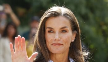 La Reina Letizia, con una sorprendente camisa con cut-out de Mango, y Pilar Alegría, sobre unos originales zapatos, juntas en la inauguración del curso de FP en Cantabria