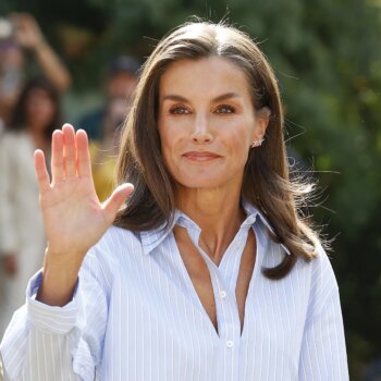 La Reina Letizia, con una sorprendente camisa con cut-out de Mango, y Pilar Alegría, sobre unos originales zapatos, juntas en la inauguración del curso de FP en Cantabria