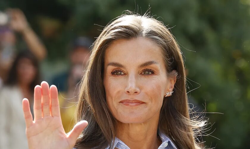 La Reina Letizia, con una sorprendente camisa con cut-out de Mango, y Pilar Alegría, sobre unos originales zapatos, juntas en la inauguración del curso de FP en Cantabria