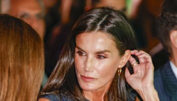 La Reina Letizia lo apuesta (casi) todo al denim: un nuevo vestido y unos zapatos rojos