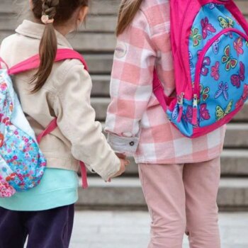 La forma correcta en la que los niños deben colgarse las mochilas del cole para evitar lesiones