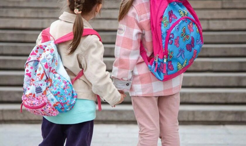 La forma correcta en la que los niños deben colgarse las mochilas del cole para evitar lesiones