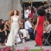 La magia de la moda de autor realza a Madrid con un gran desfile en la Puerta de Alcalá