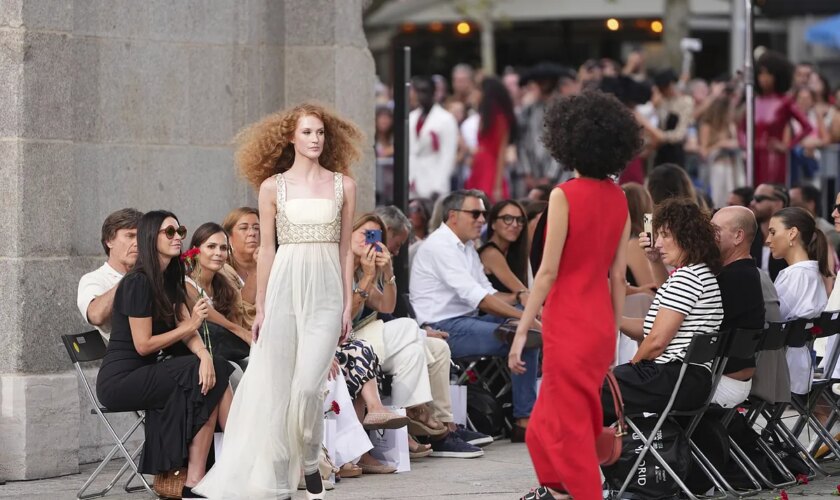 La magia de la moda de autor realza a Madrid con un gran desfile en la Puerta de Alcalá