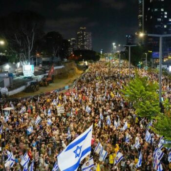 Trotz andauernder Massenproteste hält Israels Regierung an ihrem Kurs fest. Foto: Ariel Schalit/AP/dpa