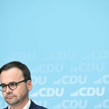 Jan Redmann sah nach der Wahlniederlage sichtlich mitgenommen aus. Foto: Sebastian Christoph Gollnow/dpa