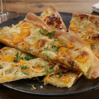 Leckere Rezept-Variante: Dieser vegetarische Kürbis-Flammkuchen schmeckt auch Fleischessern