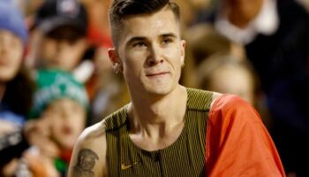 Leichtathletik: Norwegens Wunderläufer Jakob Ingebrigtsen meistert Halbmarathon mit Gehpausen