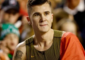 Leichtathletik: Norwegens Wunderläufer Jakob Ingebrigtsen meistert Halbmarathon mit Gehpausen