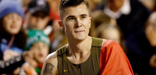 Leichtathletik: Norwegens Wunderläufer Jakob Ingebrigtsen meistert Halbmarathon mit Gehpausen