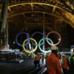 Les anneaux olympiques de la tour Eiffel ont été déposés