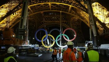 Les anneaux olympiques de la tour Eiffel ont été déposés