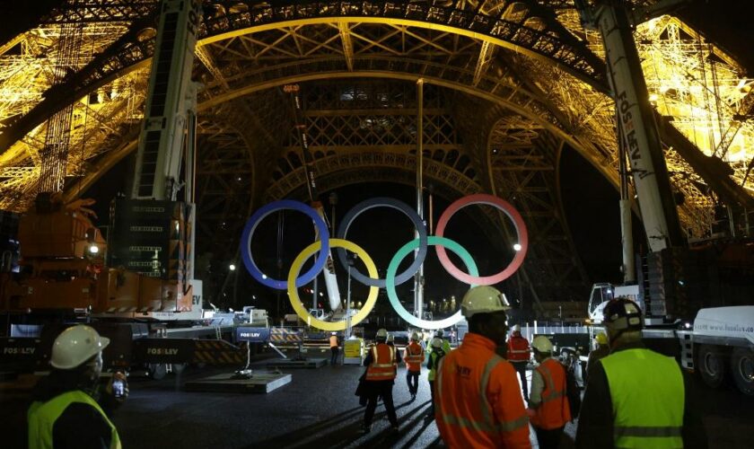 Les anneaux olympiques de la tour Eiffel ont été déposés