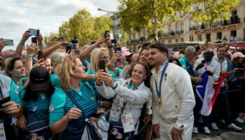 Les images en bleu-blanc-rouge de la parade olympique sur les Champs-Elysées