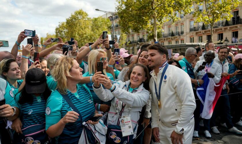 Les images en bleu-blanc-rouge de la parade olympique sur les Champs-Elysées