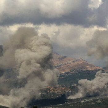 Israels Armee greift nach eigenen Angaben Hunderte Stellungen der Hisbollah im Libanon an. Foto: Marwan Naamani/dpa