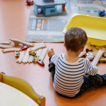 Lille : deux ex-salariées d’une crèche privée jugées pour violences sur des enfants