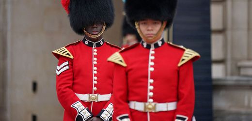 London: Preis für Bärenfellmützen der königlichen Garde des Buckingham Palastes explodiert