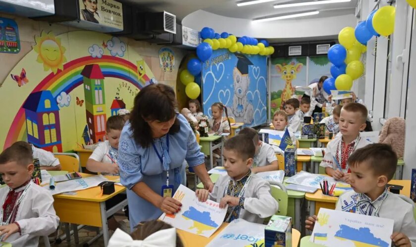 Los niños ucranianos vuelven a clase entre ataques rusos y cortes de electricidad