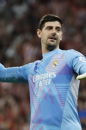 Los ultras lanzan objetos a Courtois y detienen el derbi durante 15 minutos