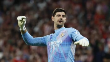 Los ultras lanzan objetos a Courtois y detienen el derbi durante 15 minutos