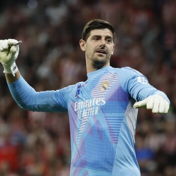 Los ultras lanzan objetos a Courtois y detienen el derbi durante 15 minutos