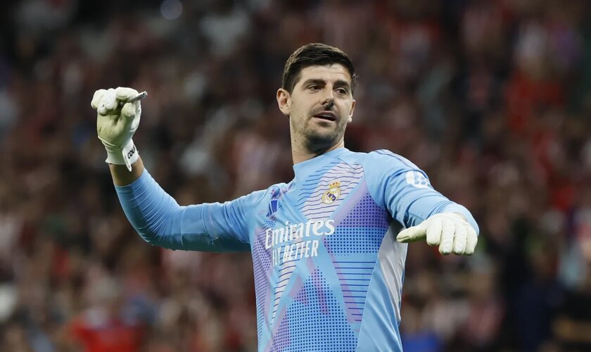 Los ultras lanzan objetos a Courtois y detienen el derbi durante 15 minutos