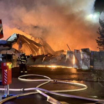 Rund einhundert Einsatzkräfte waren laut einem Feuerwehrsprecher vor Ort. Foto: 5VISION.NEWS/dpa