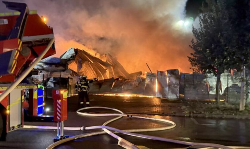 Rund einhundert Einsatzkräfte waren laut einem Feuerwehrsprecher vor Ort. Foto: 5VISION.NEWS/dpa