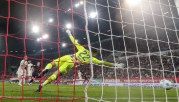 Mainz gewinnt wildes Spiel in Augsburg