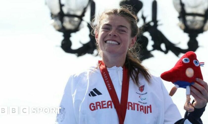 Lauren Steadman on her bike during Paris 2024