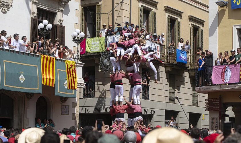 Mia, la niña 'castellera' a la que el casco salvó la vida y que incendia el debate sobre las torres humanas