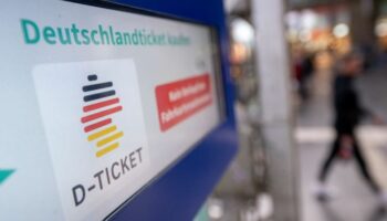 Thüringer Linke-Politiker sprechen sich gegen eine Erhöhung des Deutschland-Tickets aus. (Symbolbild) Foto: Sebastian Gollnow/dp