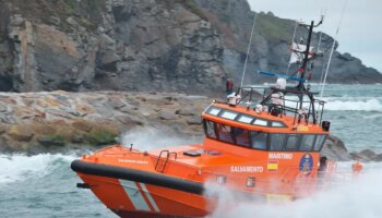 Muere en el helicóptero de rescate una mujer atacada por un tiburón a 514 kilómetros de Canarias