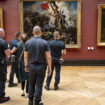 Musée du Louvre : une journée avec les pompiers d’élite qui veillent sur le public… et les œuvres