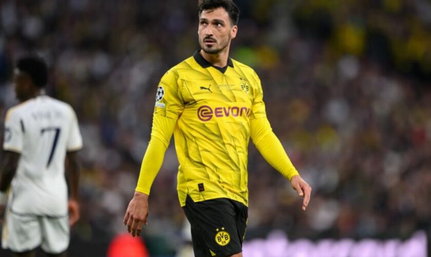 Hummels zeigt sich noch einmal im BVB-Trikot. Foto: Robert Michael/dpa