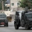 Israelische Panzerfahrzeuge fahren während einer Militäroperation im Westjordanland.n. (Archivbild) Foto: Majdi Mohammed/AP/dpa