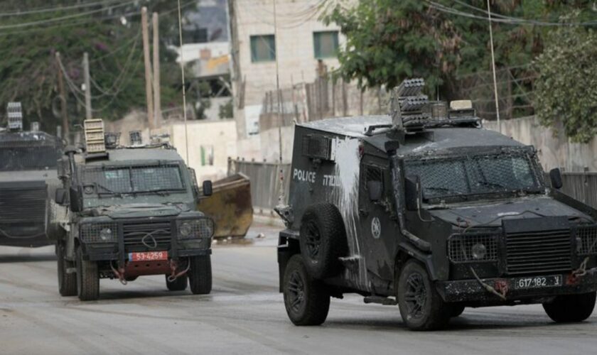 Israelische Panzerfahrzeuge fahren während einer Militäroperation im Westjordanland.n. (Archivbild) Foto: Majdi Mohammed/AP/dpa