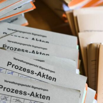 Ein Wust an Papier: Künstliche Intelligenz soll das Chaos für Richter ordnen. (Symbolbild) Foto: Felix Kästle/dpa